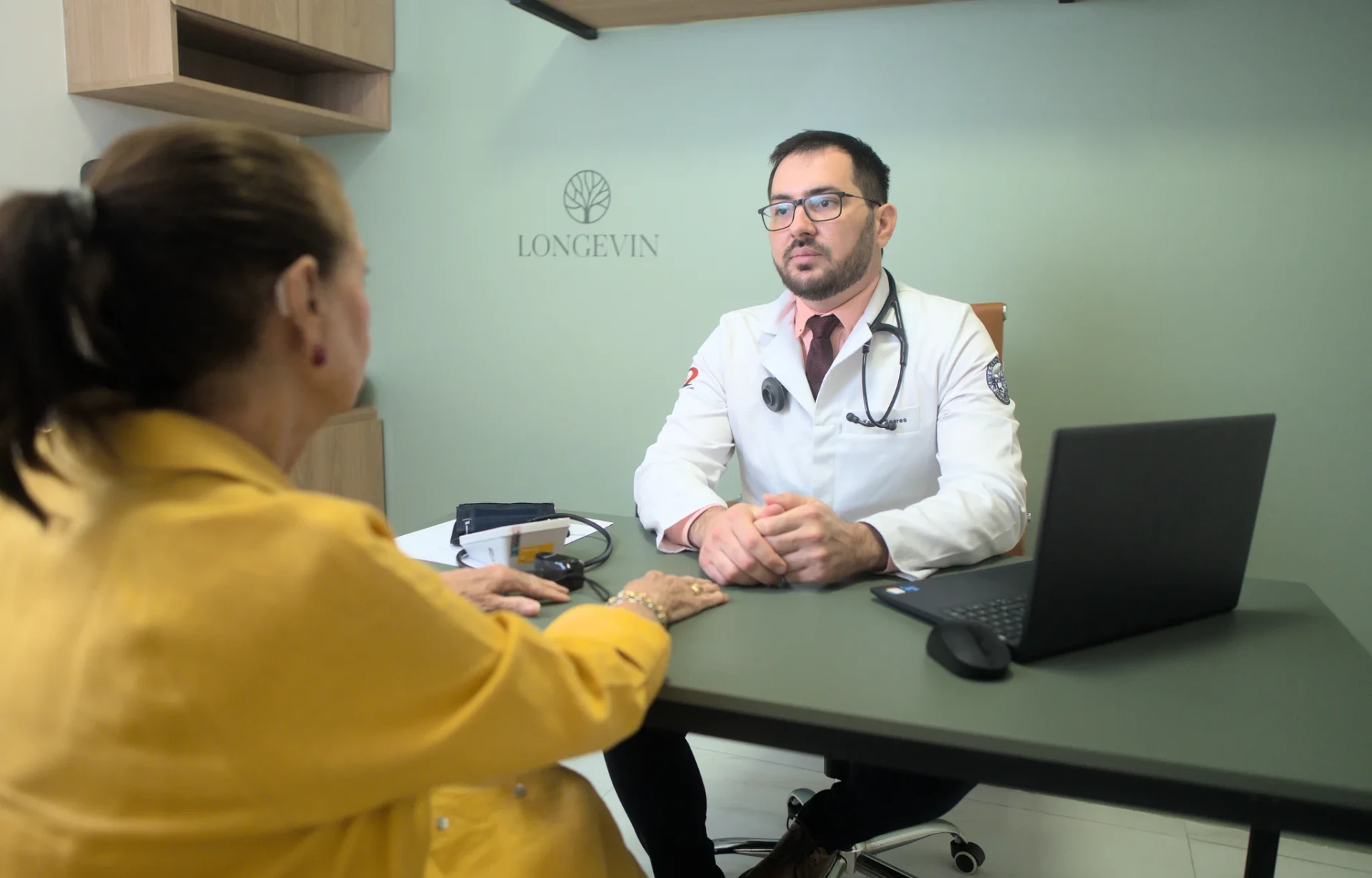 Médico em consulta com paciente na Longevin